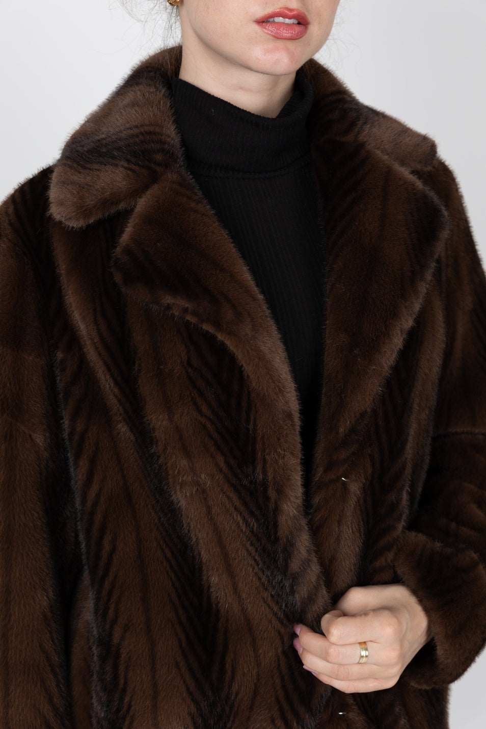 Mittellanger, gestreifter Kunstpelzmantel