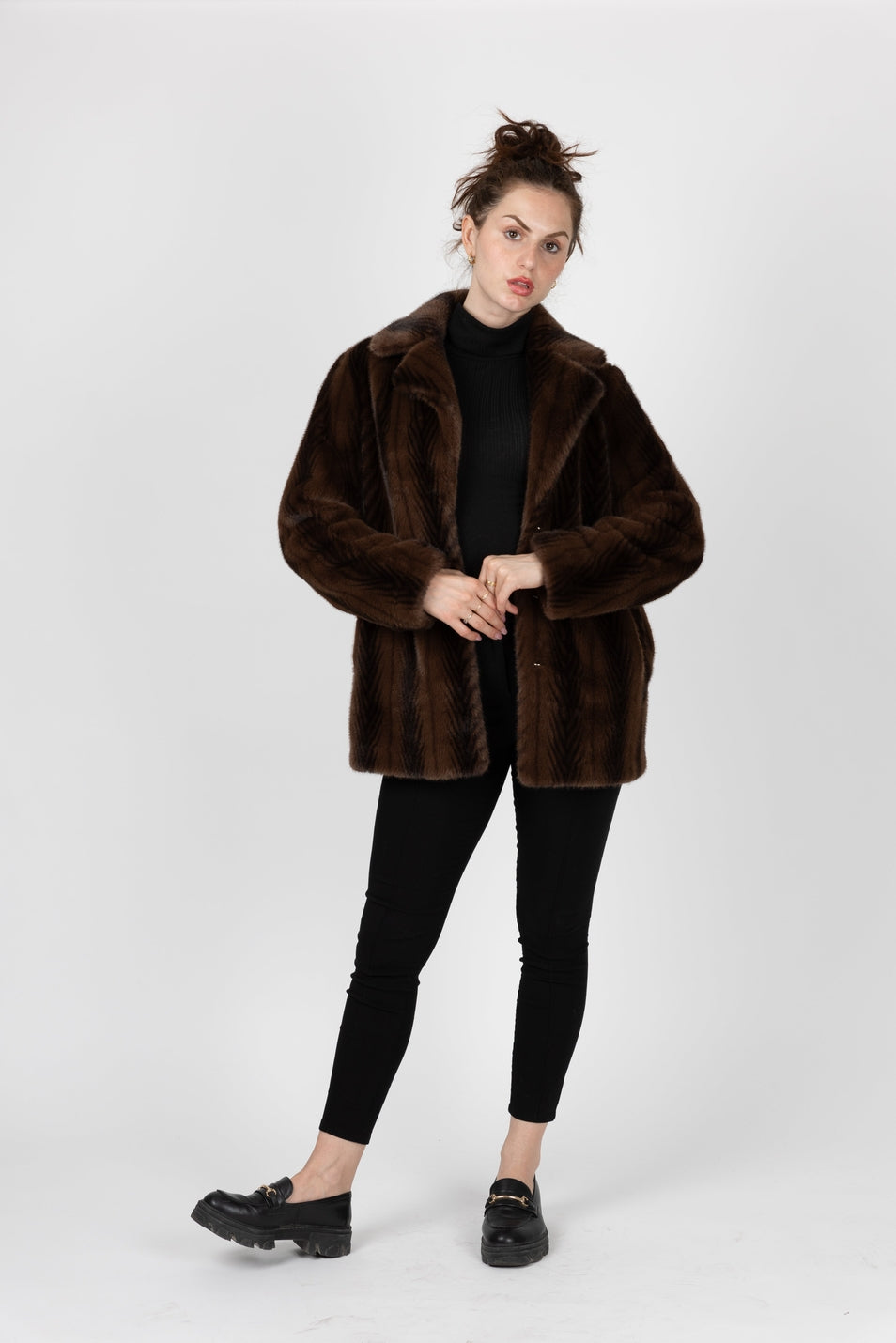 Mittellanger, gestreifter Kunstpelzmantel