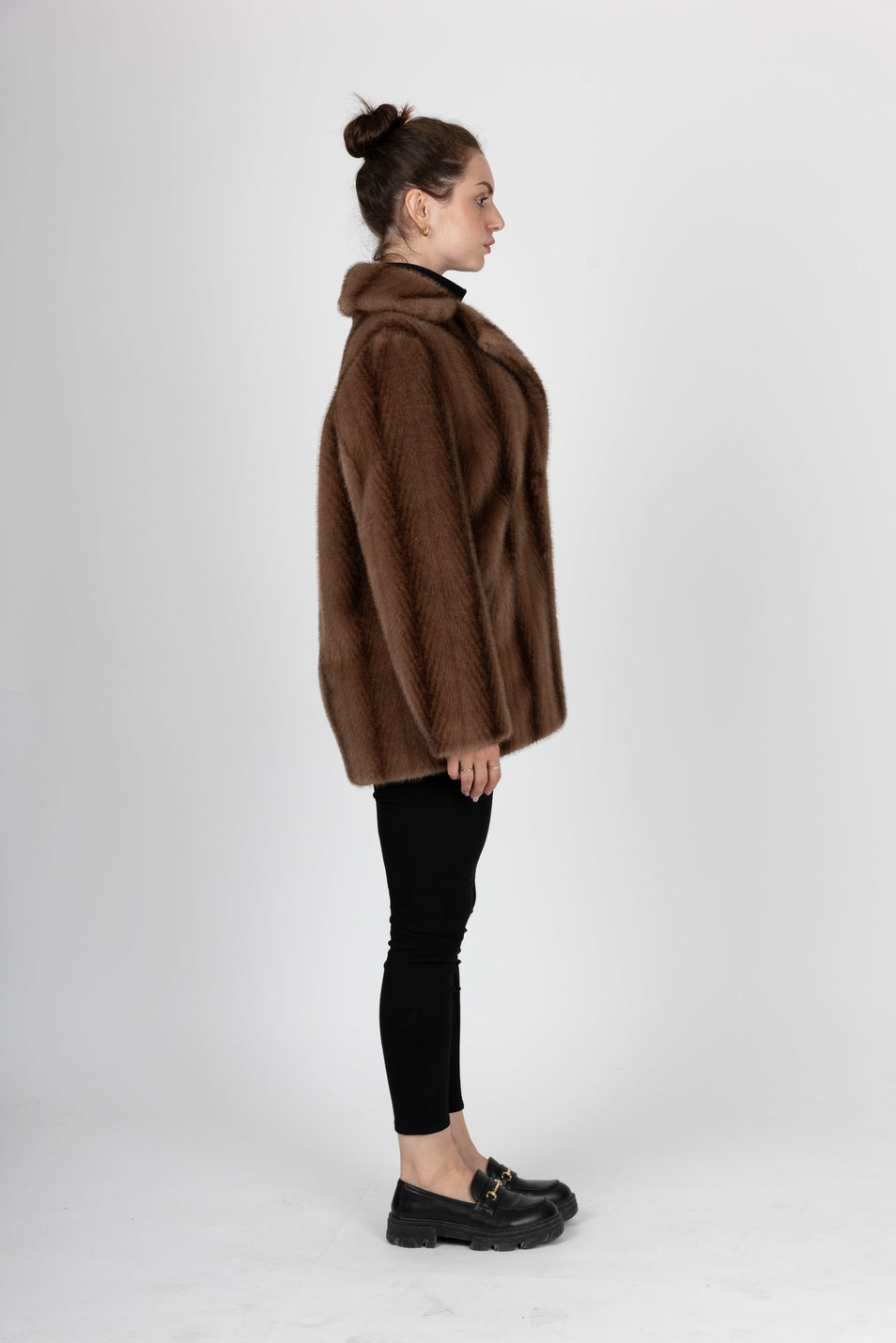 Mittellanger, gestreifter Kunstpelzmantel