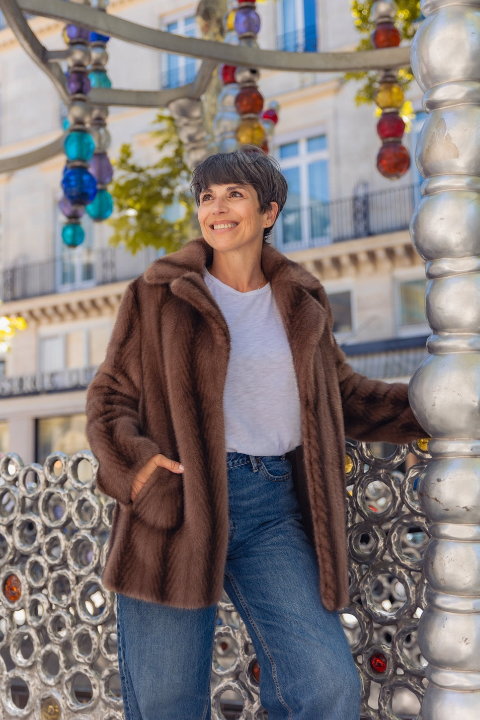 Mittellanger, gestreifter Kunstpelzmantel