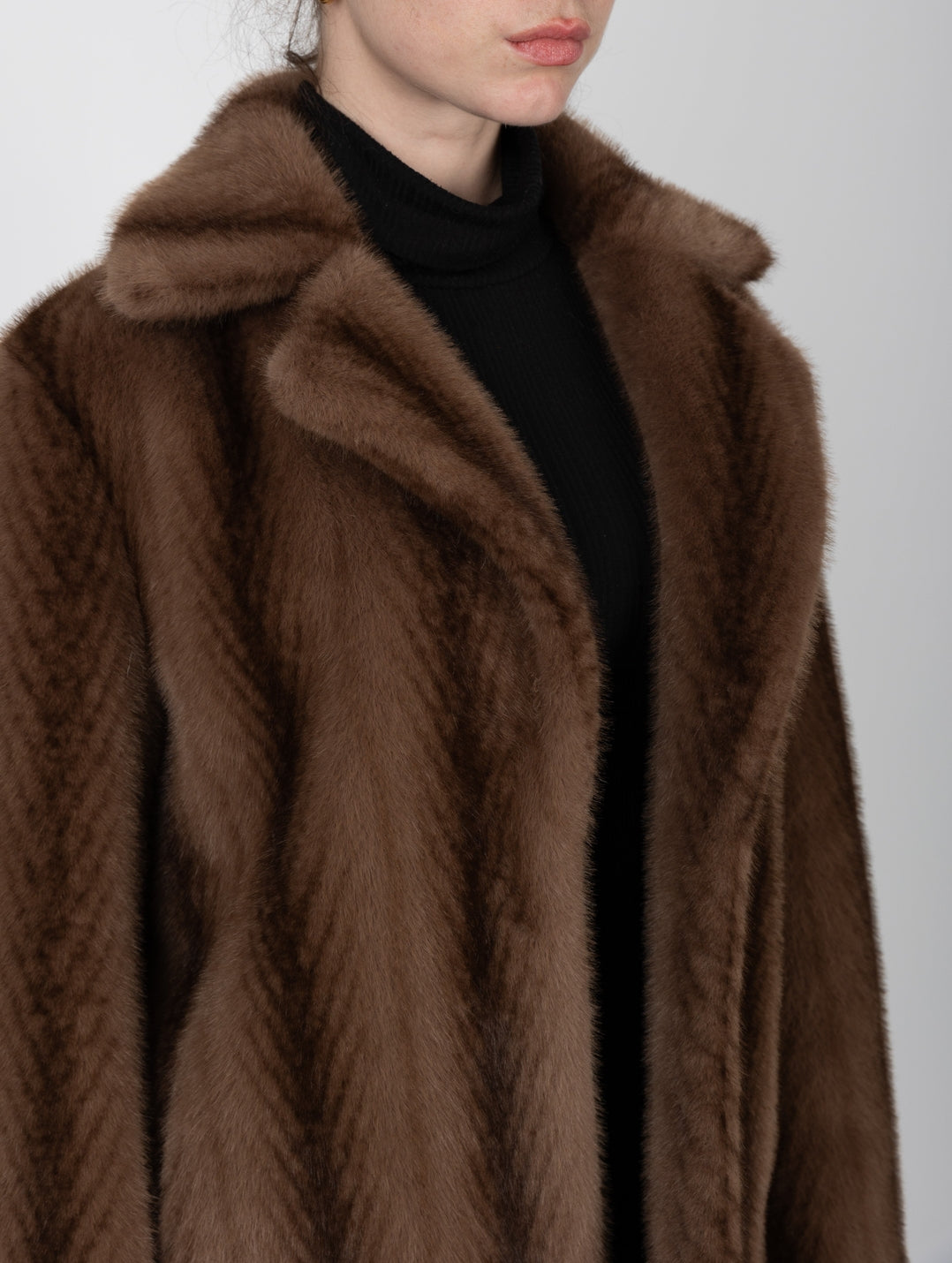 Mittellanger, gestreifter Kunstpelzmantel