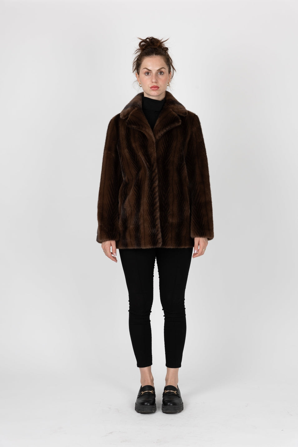 Mittellanger, gestreifter Kunstpelzmantel