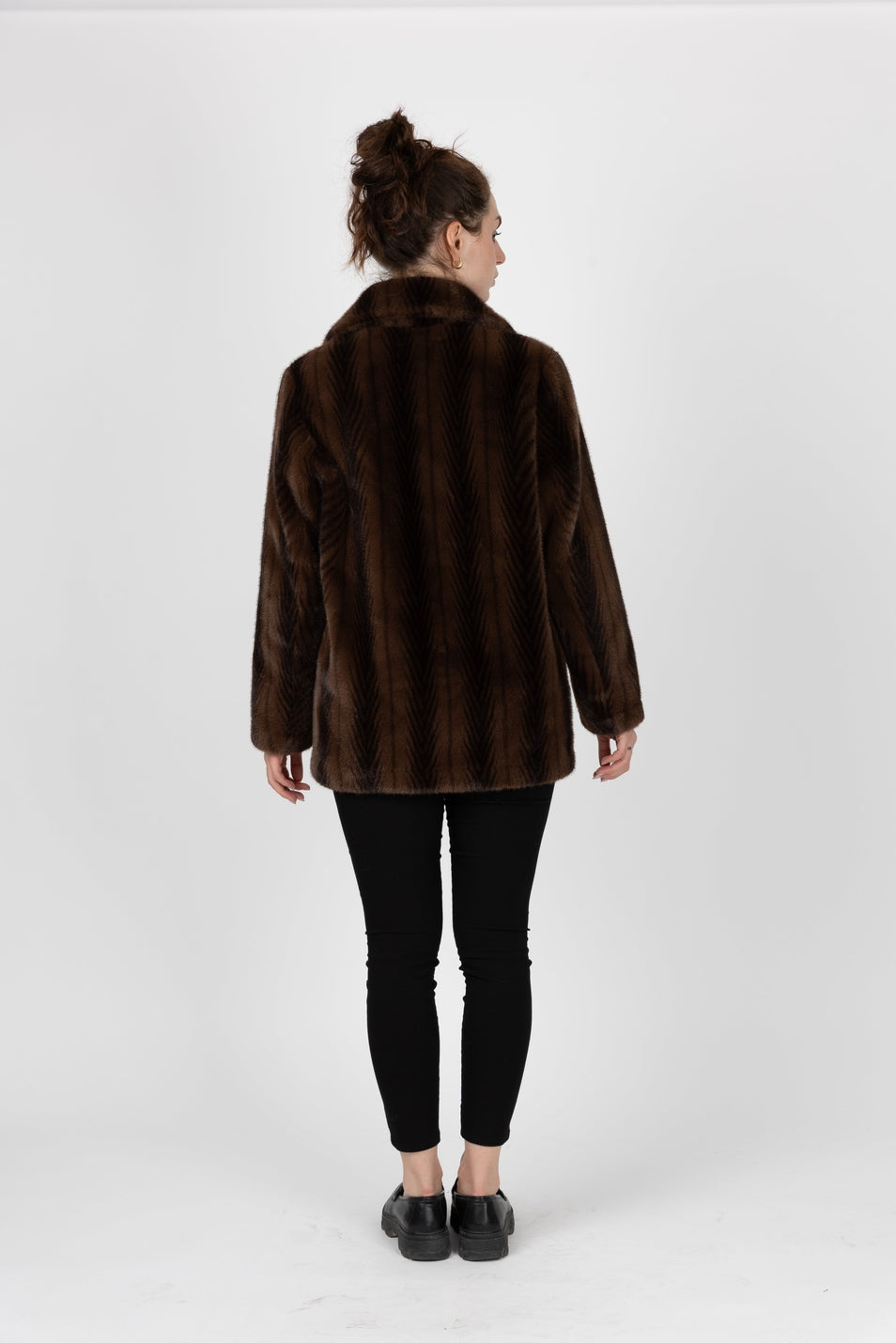 Mittellanger, gestreifter Kunstpelzmantel